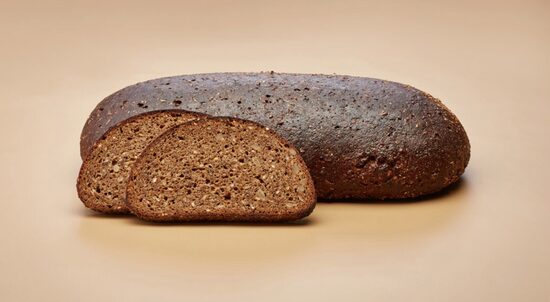 Dzirnavu pilngraudu rupjmaize ar sēklām un graudiem